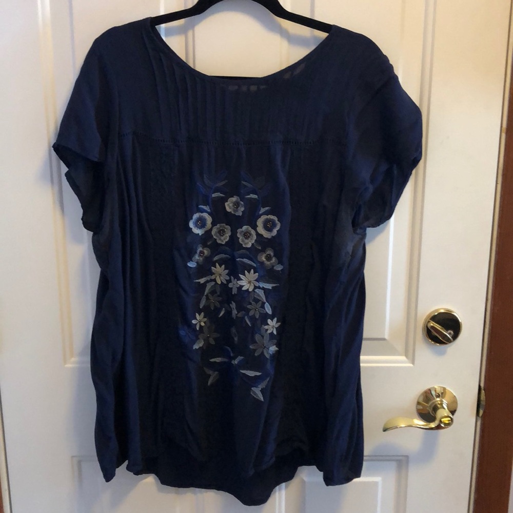 Embroidered shirt with lace detail